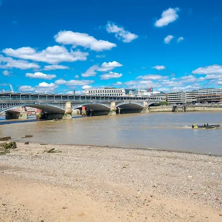 Altido 2-bed Flat W/ Thames View Apartment London