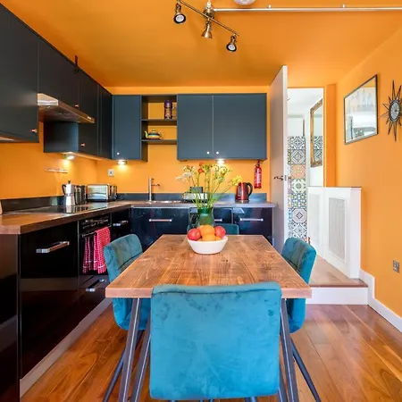 Altido 2-bed Flat W/ Thames View