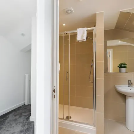 Skyvillion - 4 Bed Luxury With Balcony & Parking Enfield