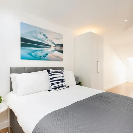 Skyvillion - 4 Bed Luxury With Balcony & Parking *
