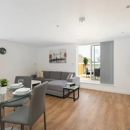 Skyvillion - 4 Bed Luxury With Balcony & Parking Apartment Enfield
