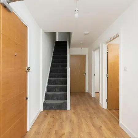 Skyvillion - 4 Bed Luxury With Balcony & Parking Apartment *