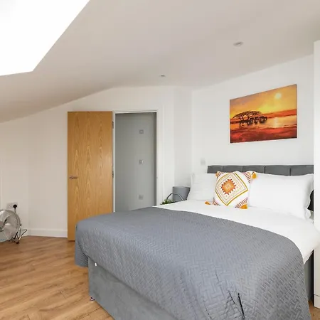 Skyvillion - 4 Bed Luxury With Balcony & Parking Apartment Enfield