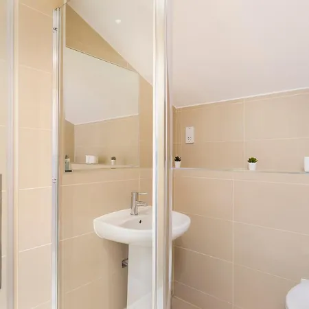 Skyvillion - 4 Bed Luxury With Balcony & Parking Apartment