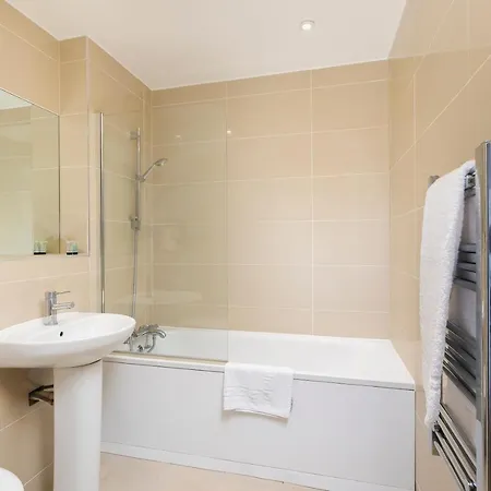 Apartment Skyvillion - 4 Bed Luxury With Balcony & Parking *