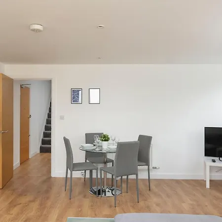 Skyvillion - 4 Bed Luxury With Balcony & Parking Apartment Enfield