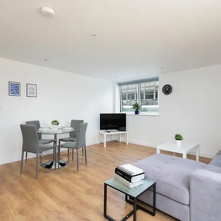 Apartment Skyvillion - 4 Bed Luxury With Balcony & Parking