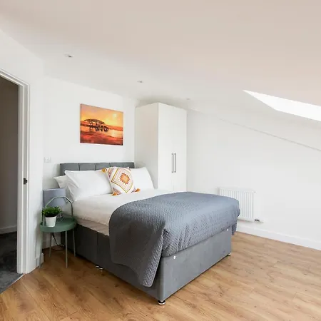 Apartment Skyvillion - 4 Bed Luxury With Balcony & Parking Enfield