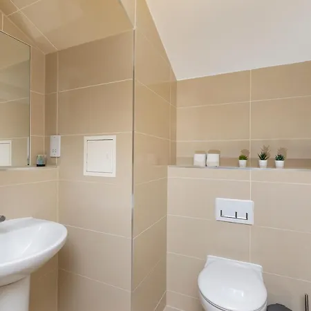 Skyvillion - 4 Bed Luxury With Balcony & Parking *