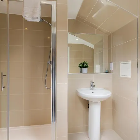 Skyvillion - 4 Bed Luxury With Balcony & Parking Apartment *