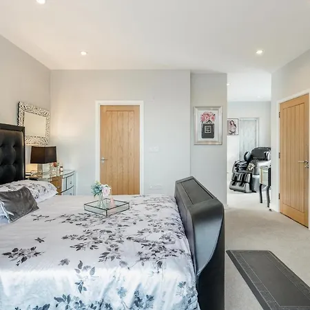 Silverings A Beautifully Designed Luxurious Townhouse Harold Wood
