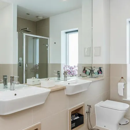 Silverings A Beautifully Designed Luxurious Townhouse Villa Harold Wood