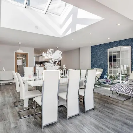 Silverings A Beautifully Designed Luxurious Townhouse * Harold Wood