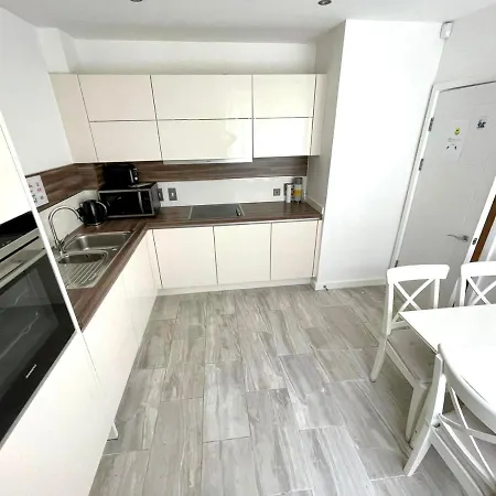 Stratford Luxury House: Spacious Garden Retreat Near Westfield Apartment *
