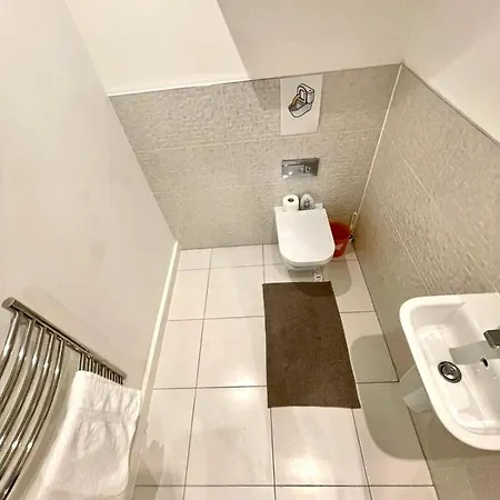 Stratford Luxury House: Spacious Garden Retreat Near Westfield London