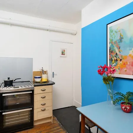50 Meters To The Metro Apartment London