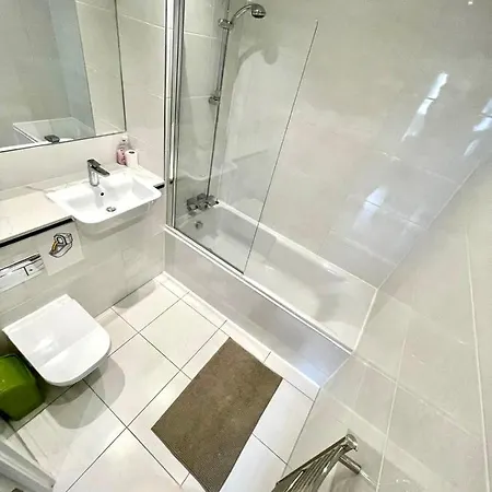 Apartment Stratford Luxury House: Spacious Garden Retreat Near Westfield *