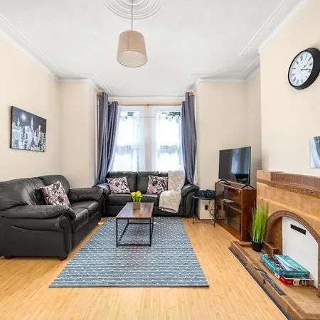 Homely 4-bedroom With 2 Baths & Free Parking * Londra