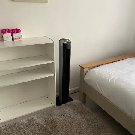 Modern 2 Bedroom Flat With Sky Tv & Free Parking Apartment Dagenham