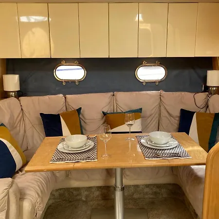 Entire Boat At St Katherine Docks 2 Available Select Using Options 보트호텔