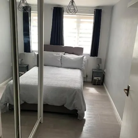 Modern 2 Bedroom Flat With Sky Tv & Free Parking