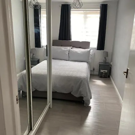 Modern 2 Bedroom Flat With Sky Tv & Free Parking Dagenham