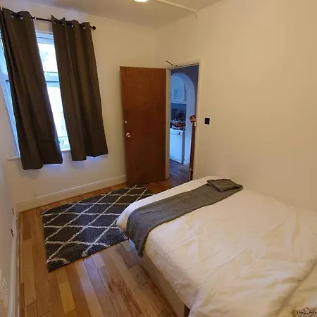 Holiday home Edwardian 4 Bedrooms With 4 Bathrooms Townhouse, Next To Underground, Accommodates 10 People *