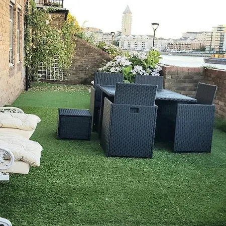 Thames-border Apartment London