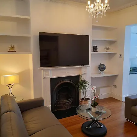 2 Bed Luxury Service In The Heart Of Chiswick Town, W4 Zone 2 Apartment
