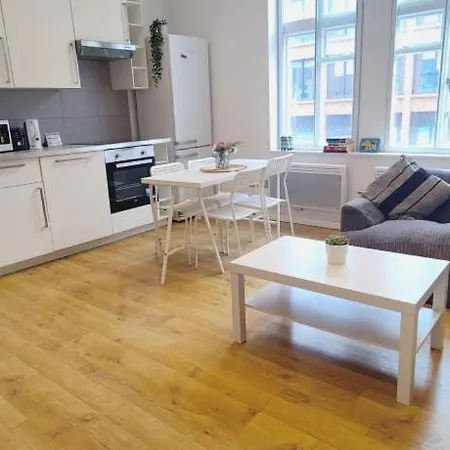 Spacious 3 Bed Flat Near Liverpool Street, Spitalfields
