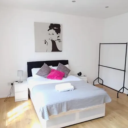 Spacious 3 Bed Flat Near Liverpool Street, Spitalfields Apartment London