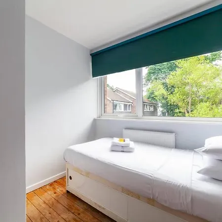 Holiday home Newly Refurbished 5 Bdr House Wgarden And Parking *