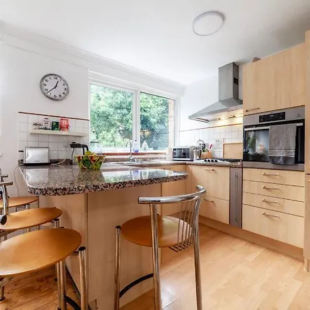 Holiday home Newly Refurbished 5 Bdr House Wgarden And Parking London