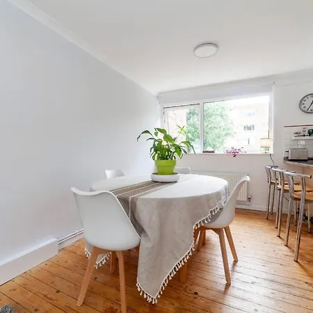 Newly Refurbished 5 Bdr House Wgarden And Parking Holiday home London