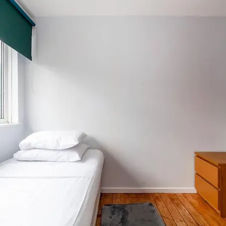 Newly Refurbished 5 Bdr House Wgarden And Parking Holiday home London