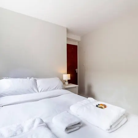 Newly Refurbished 5 Bdr House Wgarden And Parking Holiday home *