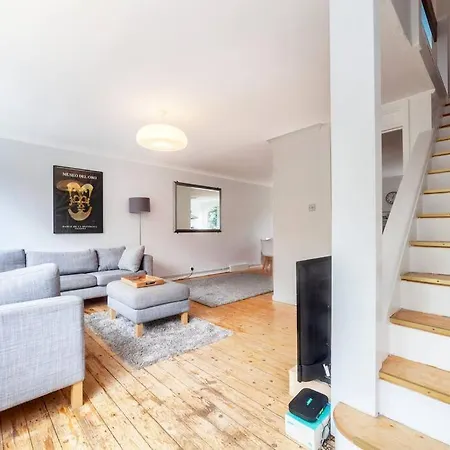 Holiday home Newly Refurbished 5 Bdr House Wgarden And Parking *