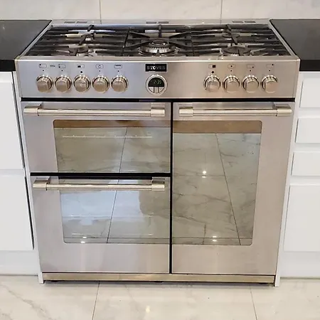 Spacious Refurbished Flat With A Garden Near Tube, Train, Thames And The Center