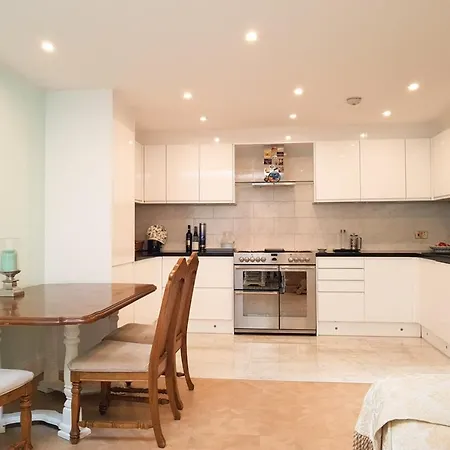 Spacious Refurbished Flat With A Garden Near Tube, Train, Thames And The Center * Londra