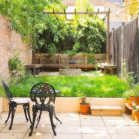 Spacious Refurbished Flat With A Garden Near Tube, Train, Thames And The Center *