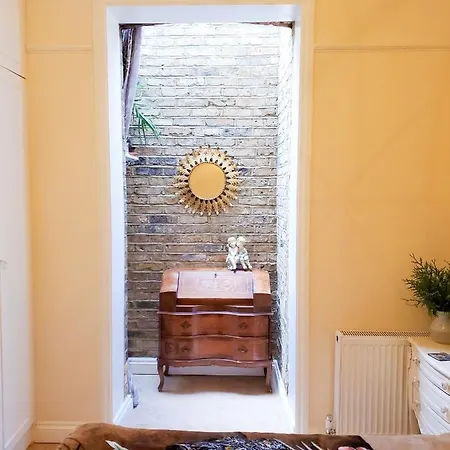 Spacious Refurbished Flat With A Garden Near Tube, Train, Thames And The Center * Londra