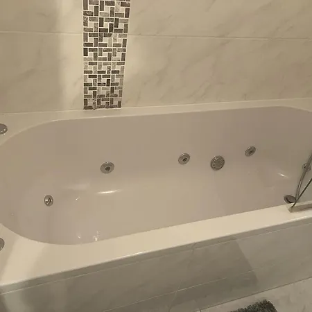 Lovely 2 Bedroom Flat In The Heart Of Water Wimbledon