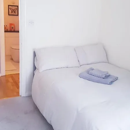 Lovely 2 Bedroom Flat In The Heart Of Water Wimbledon * London