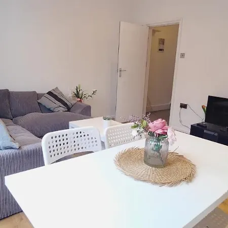 Spacious 3 Bed Flat Near Liverpool Street, Spitalfields Apartment