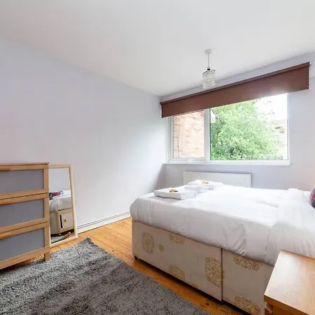 Holiday home Newly Refurbished 5 Bdr House Wgarden And Parking *