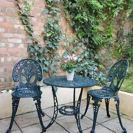 Spacious Refurbished Flat With A Garden Near Tube, Train, Thames And The Center *