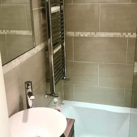 Large 2 Beds Flat Overlooking Clapham Common Park Apartment London