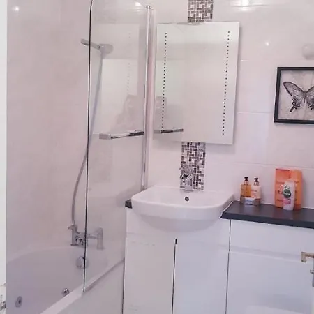 Lovely 2 Bedroom Flat In The Heart Of Water Wimbledon London