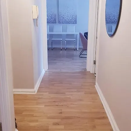 Lovely 2 Bedroom Flat In The Heart Of Water Wimbledon * London
