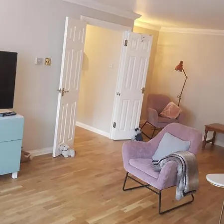 Lovely 2 Bedroom Flat In The Heart Of Water Wimbledon Apartment *